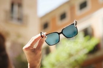 ColorMatic_01797_hand holding glasses_with graphic_tw